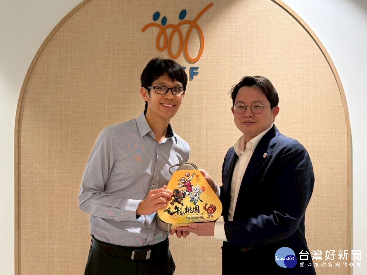 廖修武主委致增桃園端午禮包予Timothy Lim副處長。<br /><br /> <br /><br /> 