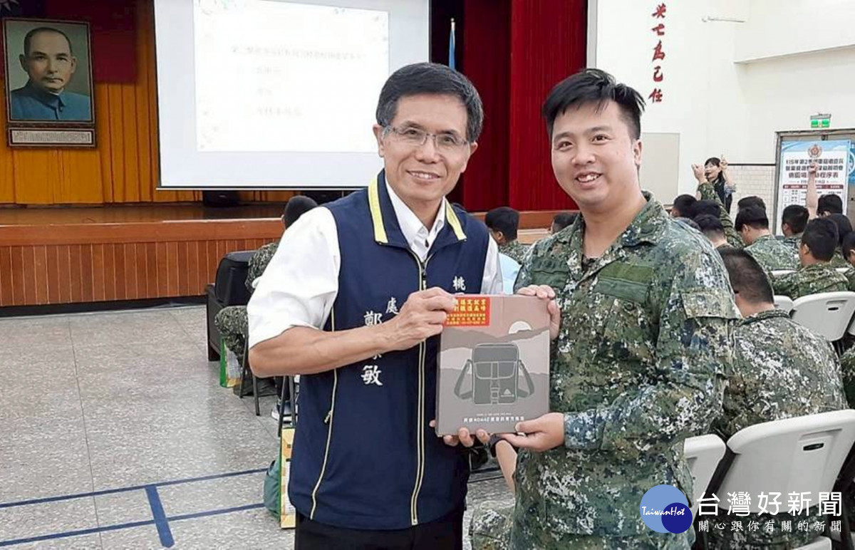 鄭源敏處長（左）透過有獎徵答與屆退官兵互動，並頒發禮品鼓勵官兵了解退除役相關權益