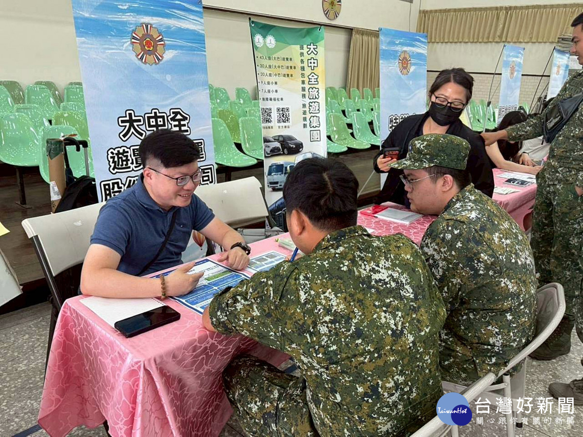 屆退官兵現場與企業廠商面對面洽談,了解職缺內容並進行就業媒合