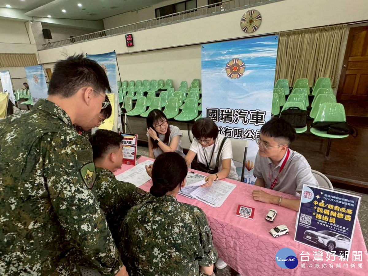 屆退官兵現場與企業廠商面對面洽談,了解職缺內容並進行就業媒合