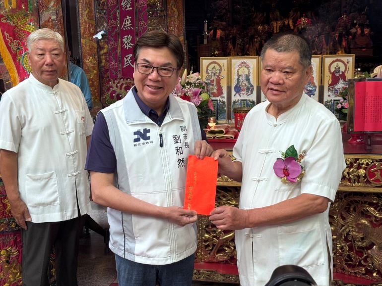 新莊地藏庵文武大眾爺聖誕 劉和然祝壽祈求市民安居樂業 40 《圖說》副市長劉和然代表致贈香油錢。〈民政局提供〉