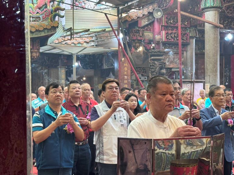 新莊地藏庵文武大眾爺聖誕 劉和然祝壽祈求市民安居樂業 41 《圖說》副市長劉和然代表市長侯友宜前往參拜祝壽,左為民政局長林耀長。〈民政局提供〉