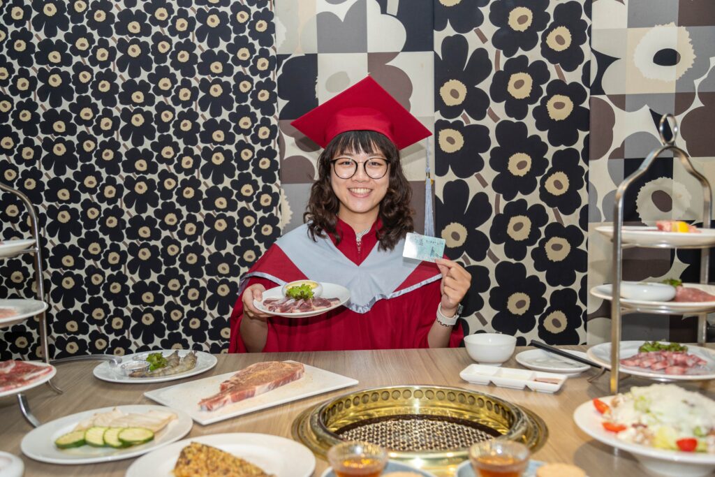 「你的學生證超好用」 屋馬推出畢業限定美味好康 17 05 %E5%8E%9A%E5%88%87%E9%B4%A8%E8%82%89%E7%82%BA%E6%9C%AC%E6%AC%A1%E5%B1%8B%E9%A6%AC%E7%95%A2%E6%A5%AD%E5%AD%A3%E9%99%90%E5%AE%9A%E6%B4%BB%E5%8B%95%E6%8C%87%E5%AE%9A%E4%BA%BA%E6%B0%A3%E8%82%89%E5%93%81%EF%BC%8C%E5%AD%B8%E7%94%9F%E6%86%91%E6%9C%AC%E4%BA%BA%E5%9C%A8%E5%AD%B8%E5%AD%B8%E7%94%9F%E8%AD%89%E9%BB%9E%E8%B3%BC%E5%A5%97%E9%A4%90%E5%8D%B3%E5%8F%AF%E5%85%8D%E8%B2%BB%E4%BA%AB%E7%94%A8%E3%80%82 2