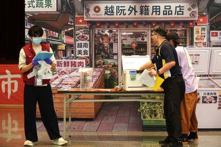 端午防疫不鬆懈 新北重大豬病兵推建構跨局處防護網 40 《圖說》新北市災害應變中心跨局處查核店家販售不明來源或無屠宰合格章之肉製品。〈動保處提供〉