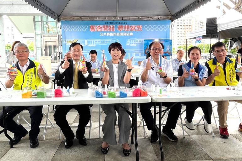 三鶯線打造行動美術館 臺北大學站「匯聚.流轉」成藝術新地標 47 《圖說》臺北大學站公共藝術結合國內外藝術家作品,右三捷運局長李政安。〈捷運局提供〉