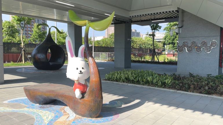 三鶯線打造行動美術館 臺北大學站「匯聚.流轉」成藝術新地標 50 《圖說》三鶯線臺北大學站公共藝術。〈捷運局提供〉