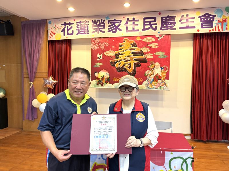 關懷榮民遺孤 佛教正心會愛心列車駛向花蓮基隆傳遞溫暖善念 60 《圖說》世界佛教正心會陳和慧執行長捐贈花蓮縣榮家善款,由家主任游文勇代表接受。〈正心會提供〉