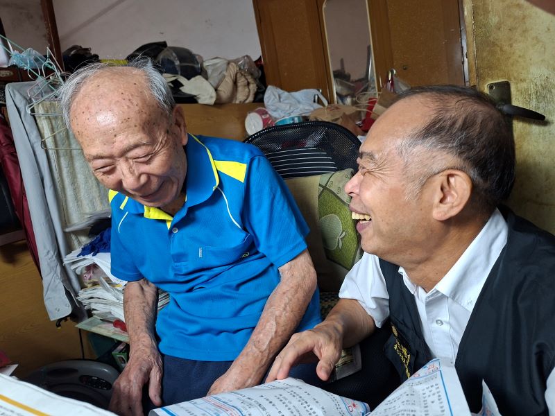 《圖說》臺北市榮民服務處副處長徐木生今日偕同大安區輔導員及社區服務組長，於端午節前夕前往轄區關懷訪視高齡榮民長輩。〈臺北市榮服處提供〉