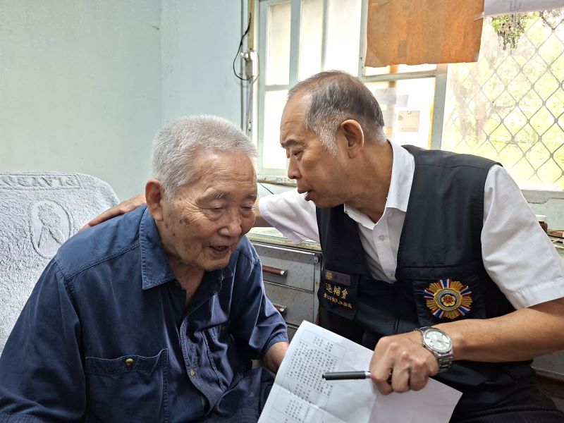《圖說》徐木生訪視高齡榮民長輩說明「安心御老平台」及「遠距居家照顧系統」功能。〈臺北市榮服處提供〉