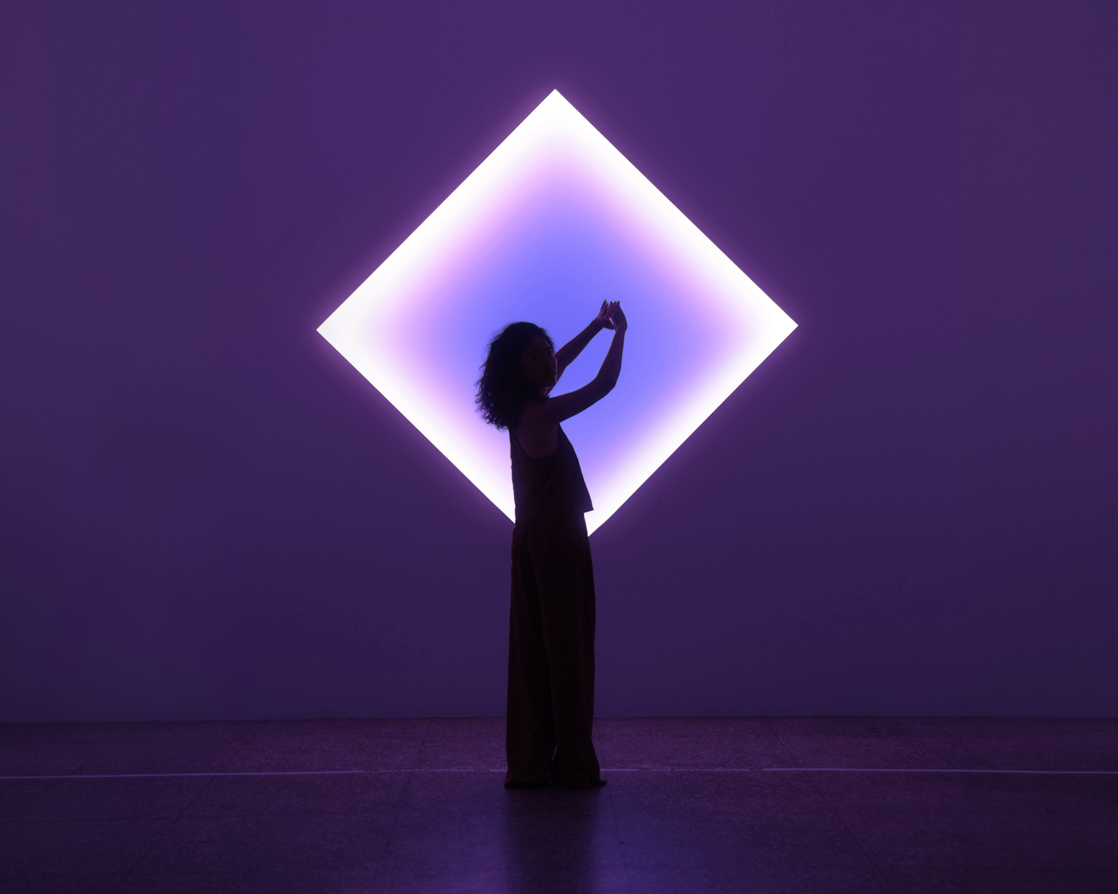 ▲余惟走進金馬賓館當代美術館,由美國藝術家_James_Turrell_創作的常設作品《科林斯運河》,透過光線與空間的流動,引領觀者展開一場關於感知與自我對話的沉浸式體驗。(圖/THE AMNIS提供)