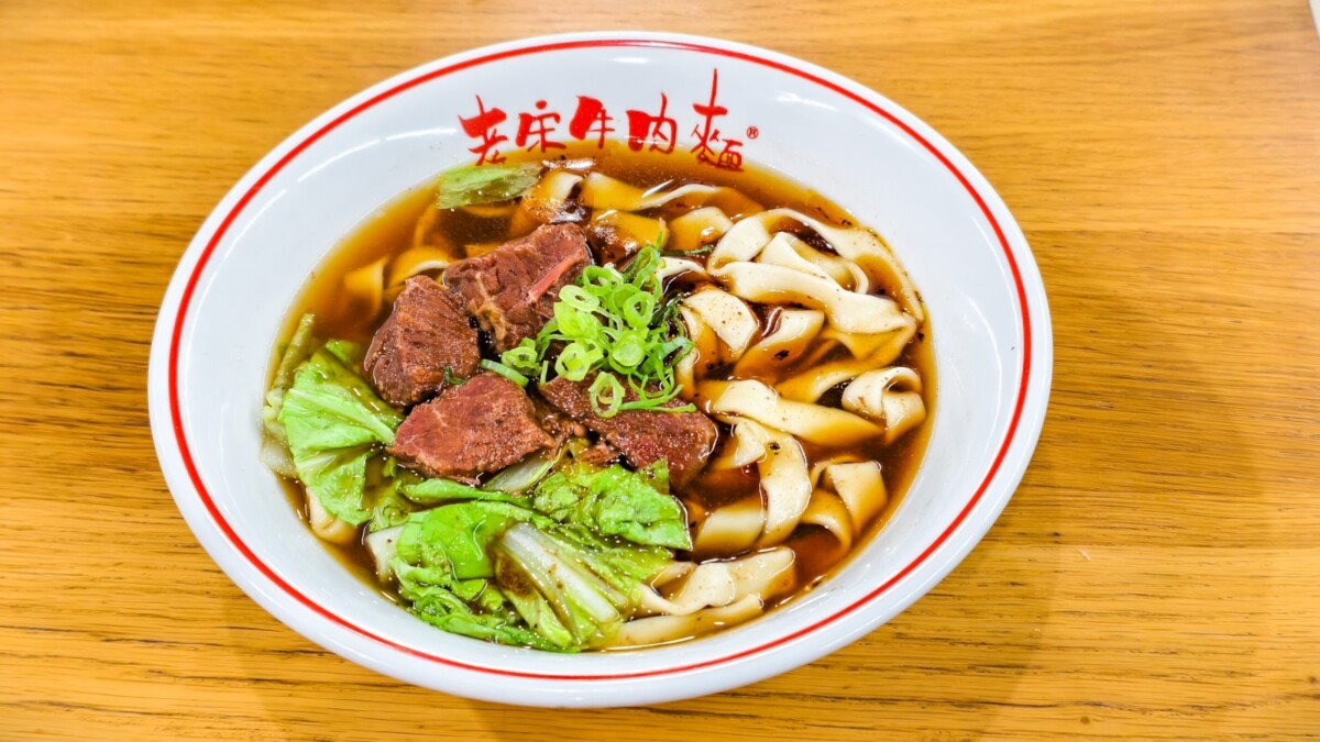 ▲老宋牛肉麵是高雄鹽埕區深耕超過45年的老字號麵店,以獨門黃牛肋骨熬製12小時的濃郁湯頭聞名。(圖/高雄翰品酒店提供)