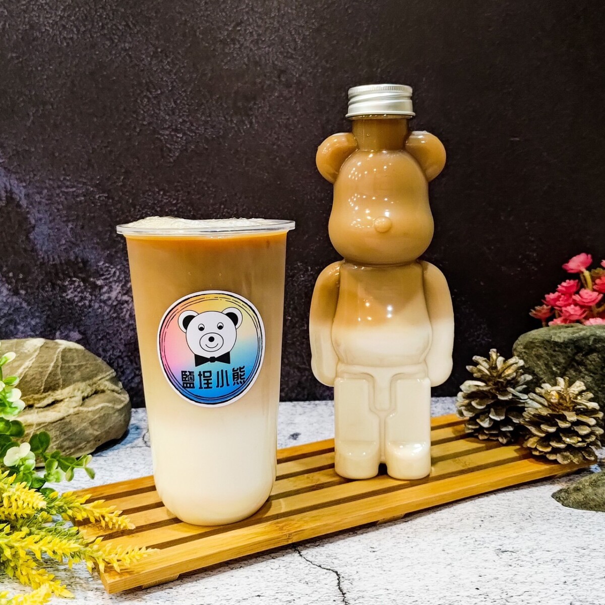 ▲鹽埕小熊奶茶堅持使用自家焙茶與小農吉蒸牧場鮮奶調製，讓每一口都保有茶韻、奶香與回甘層次。（圖/高雄翰品酒店提供）