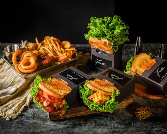 ▲FULL_SANDWICH_是高雄鹽埕區非常知名的暗黑系美式鐵板煎烤三明治專賣店，從原本的超人氣餐車一路開到實體店面，以全黑質感的店面設計、美式露營風裝潢與現點現做的精緻肉品三明治聞名。（圖/高雄翰品酒店提供）