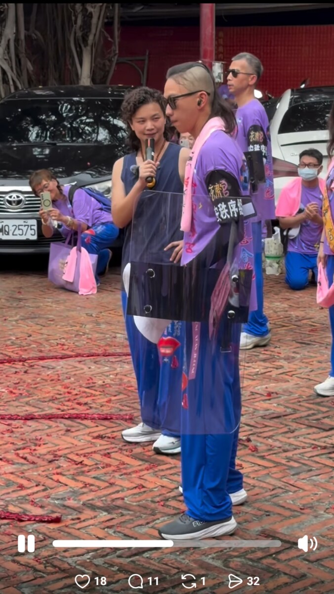 台東玄濟宮主事者鄔馨茹身旁還有護衛信徒手持盾牌保護。(影像自社群網站)。