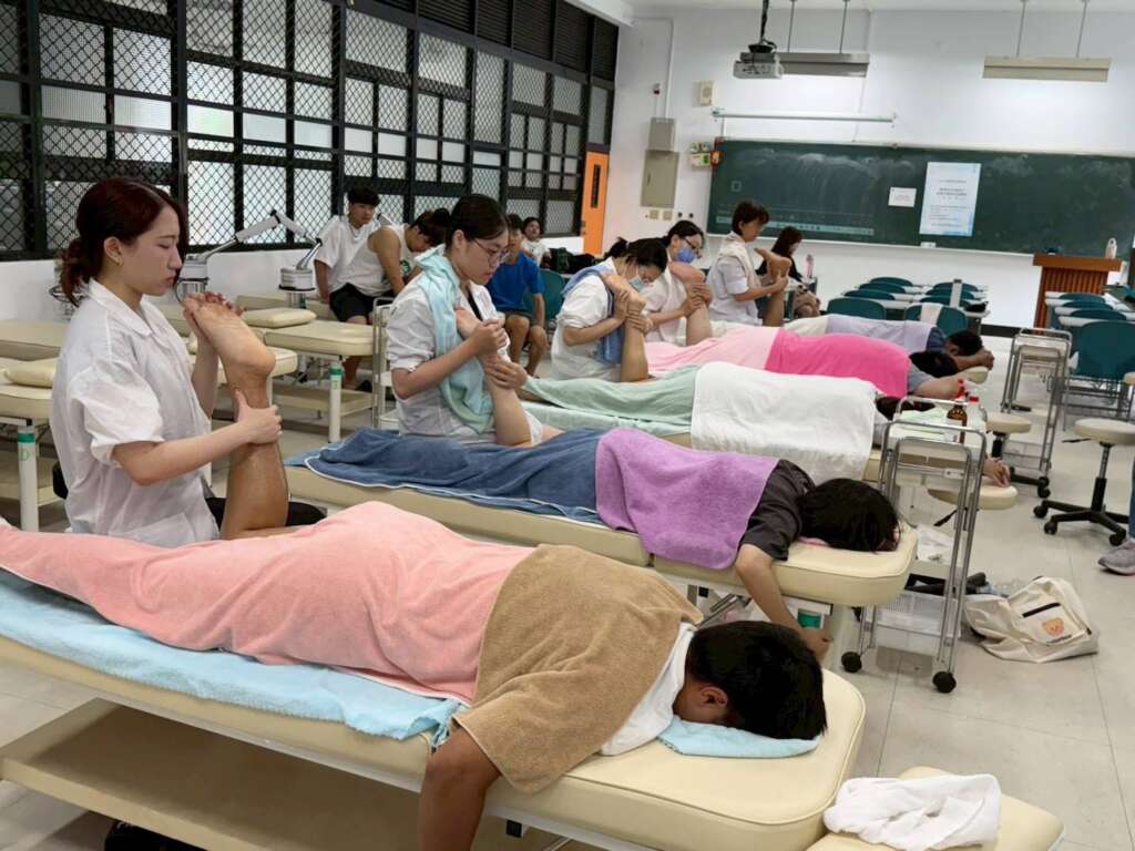 ▲大葉大學藥保系學生練習瑞典式按摩手法。（圖／記者林明佑翻攝）