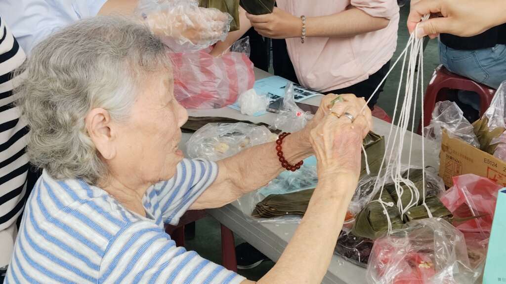 ∆創世台東院院長王宣云表示,一顆粽子包裹的不只是食材,更是一份關懷與祝福。(圖/記者陳志強 攝)