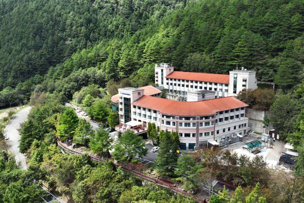 ▲富野集團旗下兩大人氣度假據點攜手推出夏季限定優惠,分別由關子嶺富野溫泉會館與武陵富野渡假村推出「溫泉童樂季」及「盛夏避暑專案」,鎖定親子家庭與避暑旅遊族群。