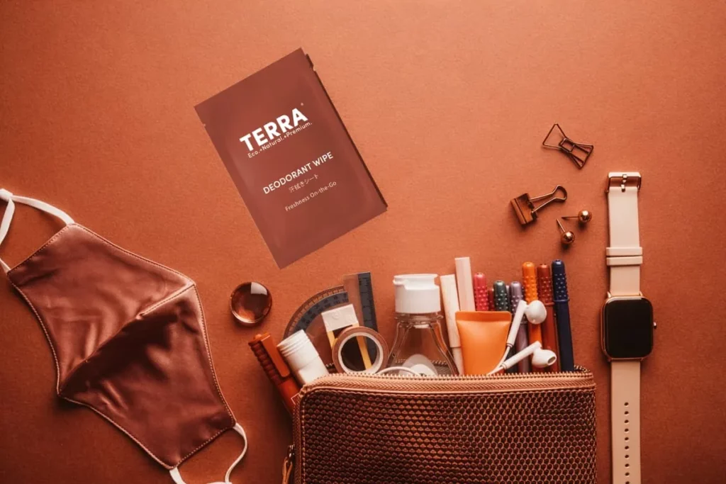 越來越多人開始在包包裡放入單片包裝的隨身清潔用品。TERRA 除臭爽膚(清新綠茶)方便隨身攜帶，10秒輕鬆完成形象管理。圖 / TERRA 提供