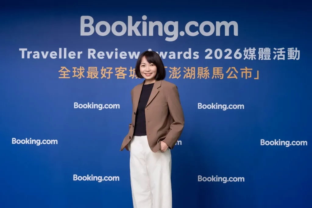 Booking.com 台灣客戶經理 Wanda Chiu 分享台灣旅宿榮譽，並指出未來將深化永續、特色體驗與 AI 科技三大方向深耕台灣市場。（圖片由 Booking.com 提供）