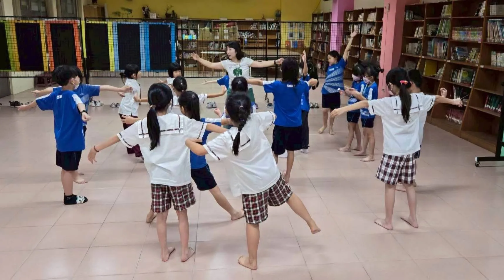 山陽國小學生隨著音樂自在舞動