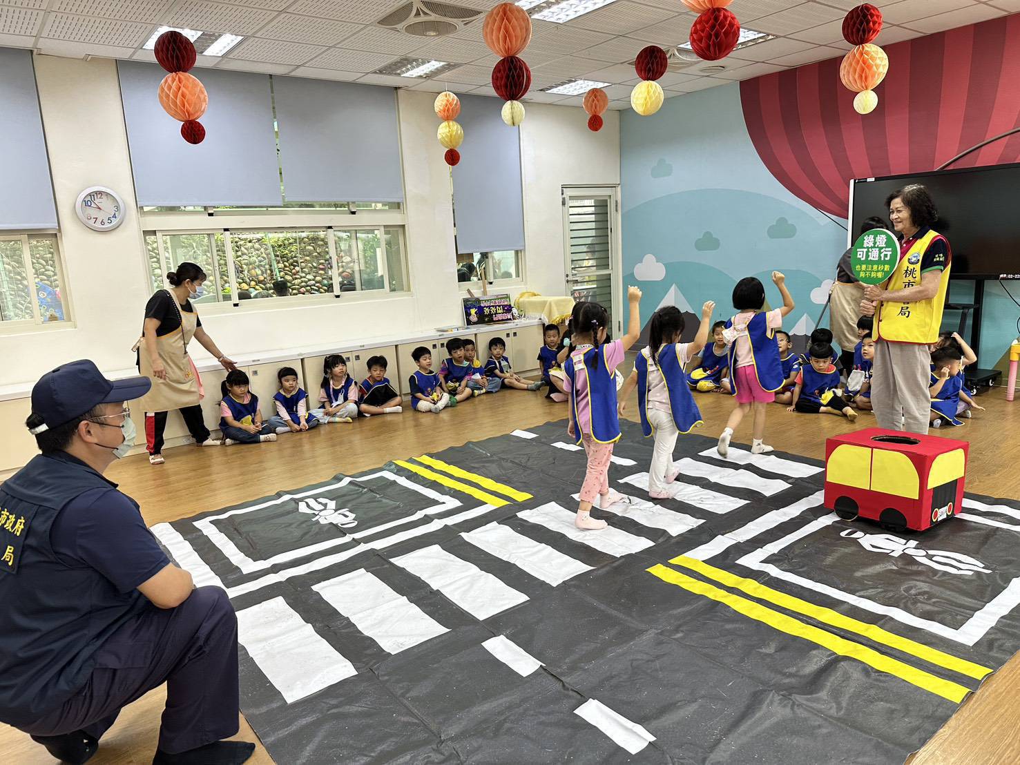 大園警深入幼兒園宣導用路觀念 幼童體驗交通號誌趣味闖關 464077 0
