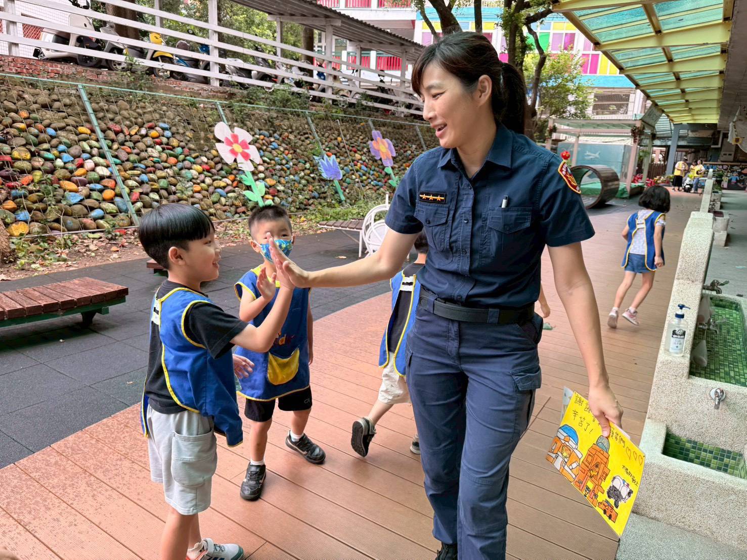 大園警深入幼兒園宣導用路觀念 幼童體驗交通號誌趣味闖關 464078 0