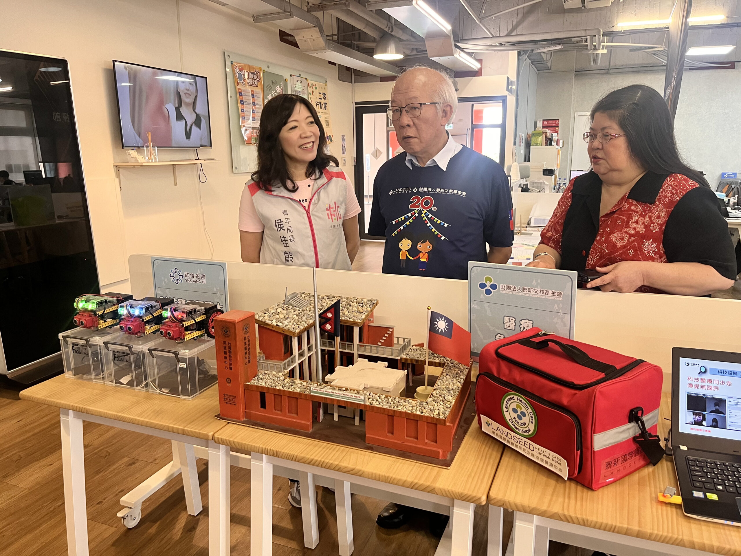 桃園青年局志工暑假赴海外服務 與醫院共組尼泊爾醫療代表隊 圖五 圖為聯新國際醫院院長許詩典中及聯新文教基金會執行長謝彰文右說明尼泊爾醫 scaled