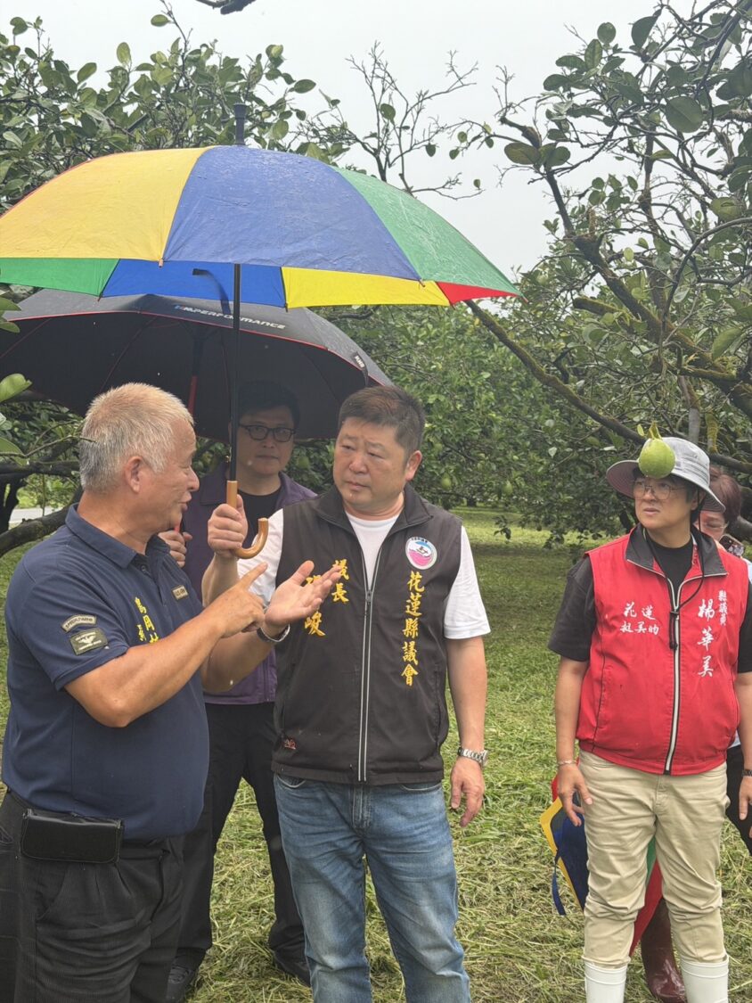 張峻(右二)跟瑞穗文旦產區的農民面對面交流,傾聽農民的意見。(圖/記者 趙靜姸翻攝)
