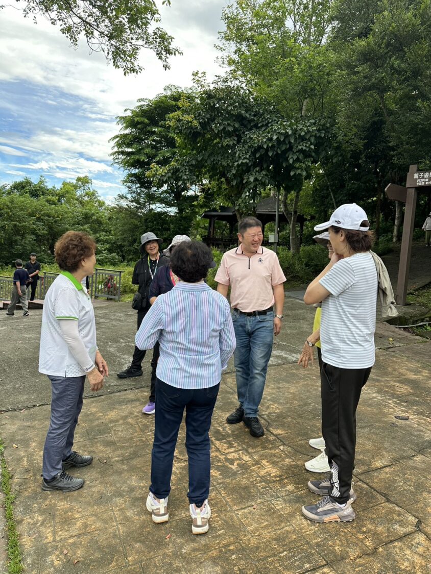 張峻(右二)今(16)日清晨率領多位縣議員前往花蓮市美崙山健行步道,與晨運鄉親面對面交流,並傾聽民眾對美崙山未來發展的建議。(圖/記者 趙靜姸翻攝)