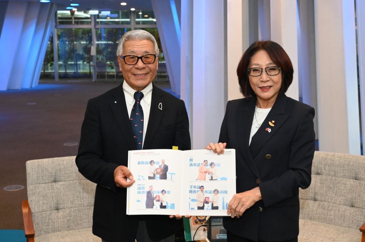 ▲高雄市議會議長康裕成（右）出席日本八王子市前市長、NPO八王子台灣友好交流協會理事長黑須隆一（左）專題講座，兩人展示珍藏交流紀錄，共同見證高雄與八王子締結姊妹市20周年的深厚情誼與豐碩交流成果。