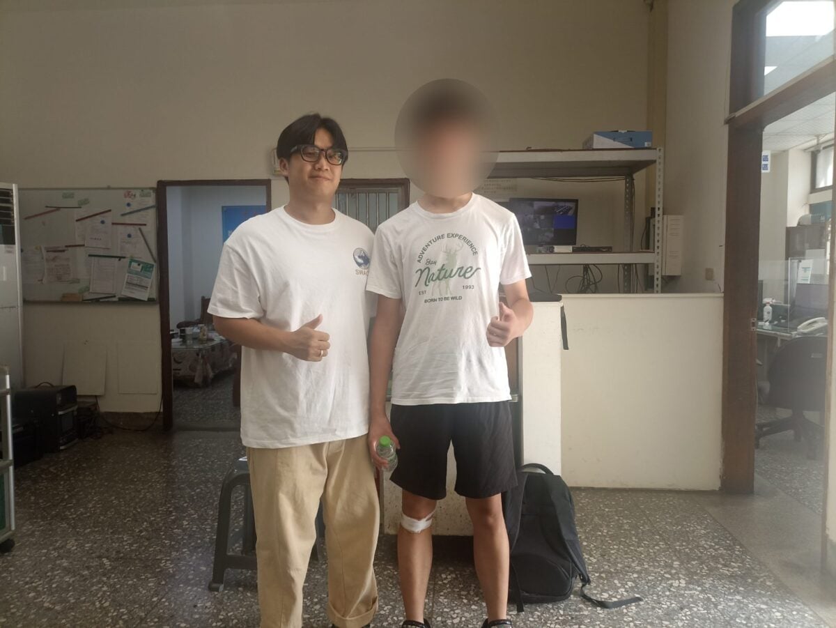 ▲派出所裡的小插曲 暖警包紮傷口也為少年打氣。