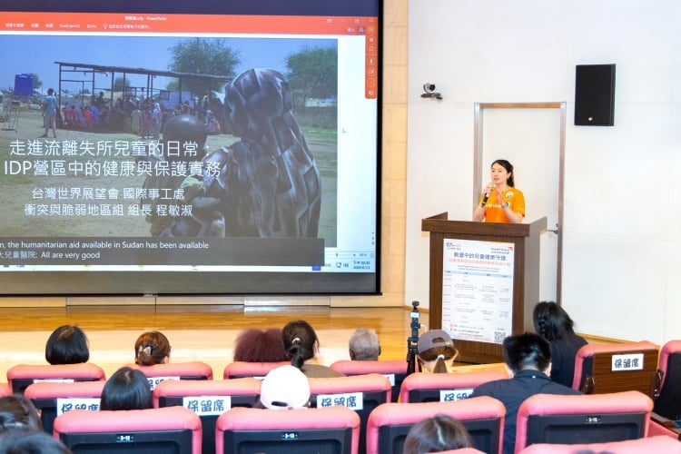 ▲台灣世界展望會國際事工處衝突與脆弱地區組組長程敏淑，在台大醫院兒童醫院分享去年親身到蘇丹看見流離失所兒童生活情況。