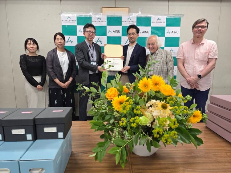 ▲ 國圖黃文德組長致贈南山大學人類學研究所感謝狀,由渡部森哉所長代表接受。
