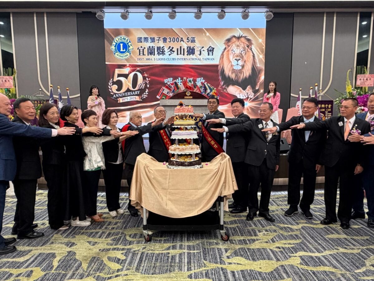 ▲冬山獅子會創會50週年切蛋糕慶生。