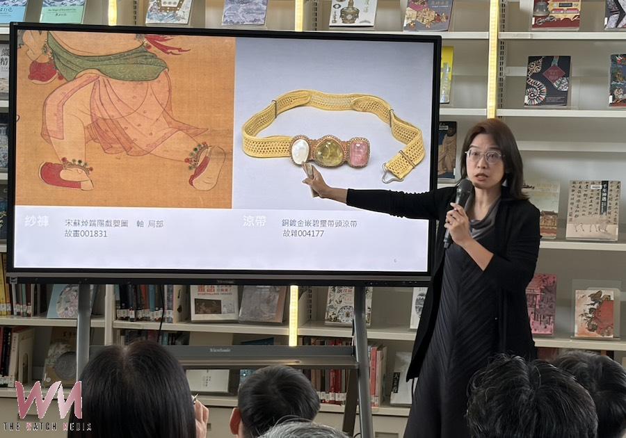 書畫文獻處蔡君彝助理研究員:畫家以沒骨法和淡墨點染,配合大片留白,營造暑氣漸退、秋意初生的湖塘景致。(圖/記者陳惲朋攝)
