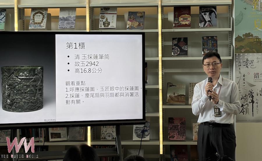 器物處策展人張志光助理研究員:水晶被譽為「千年冰」,本次展出晶瑩剔透的清代〈水晶蓋碗〉,結晶完好、透度清亮,視覺上便令人暑氣全消。(圖/記者陳惲朋攝)