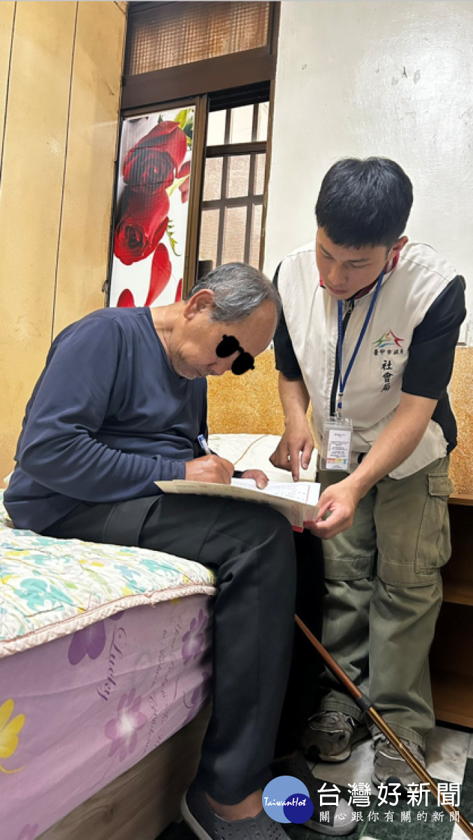 社工陪同街友簽訂租賃契約。