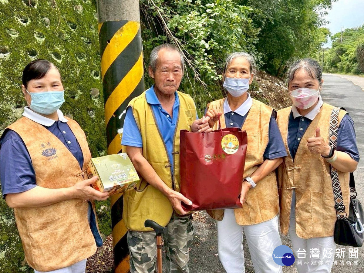 竹市府攜手多單位在端午前夕送禮、關懷獨居長輩。