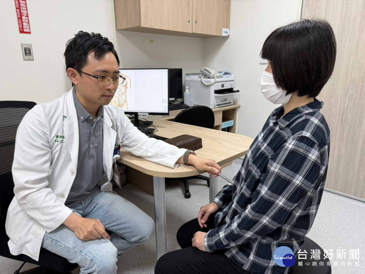 郭醫師建議可透過按壓穴道來協助緩解不適。(圖非當事人)