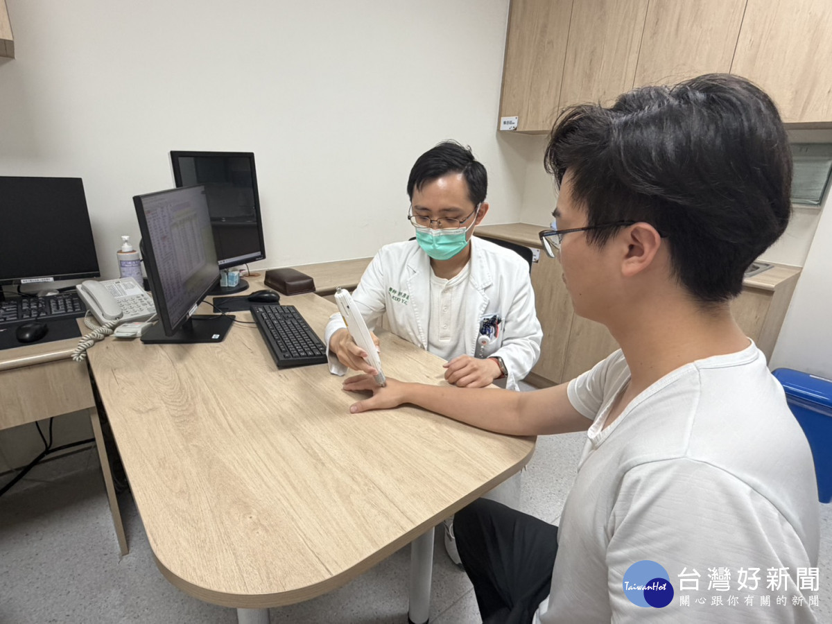 運用雷射針灸刺激合谷穴,緩解胃痛與消化不良。