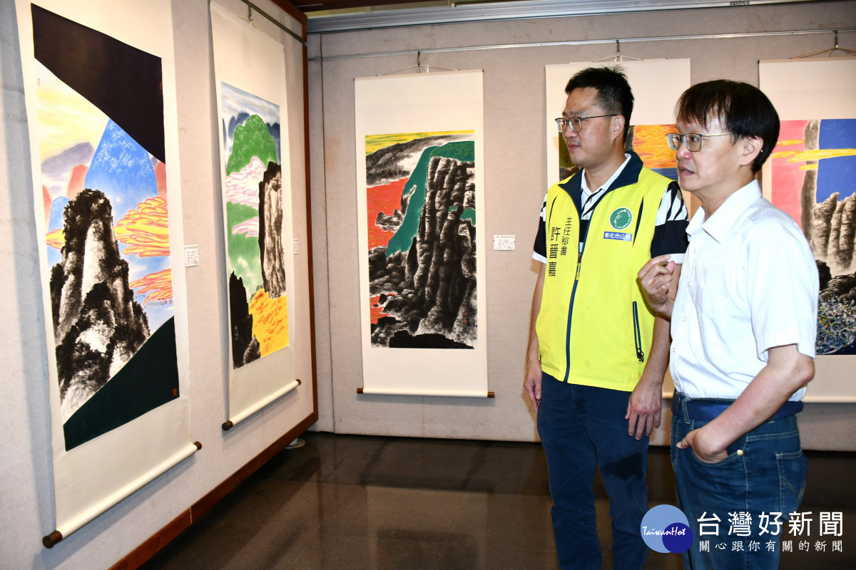 林世斌向代表林世賢市長的市公所主任秘書導覽解說。圖／彰化市公所提供