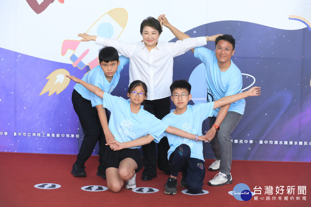 盧市長配合學生做出「五芒星」創意姿勢合影，展現創意互動。