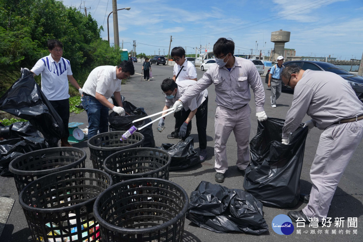 雲林縣環保局今(17)日於箔子寮漁港舉辦「115年雲林縣國家海洋日活動」/縣府提供