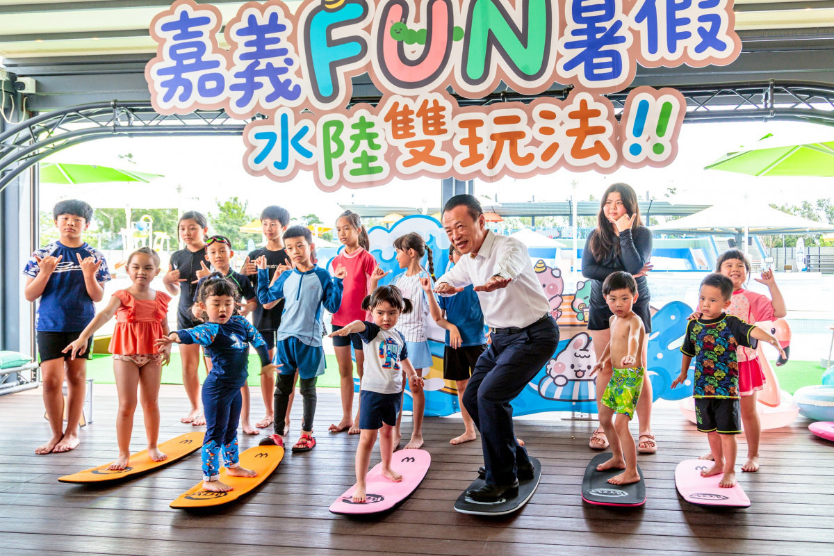 嘉義縣長翁章梁今17日在芯浪國際滑板衝浪公園宣傳「嘉義FUN暑假 水陸雙玩法」／縣府提供