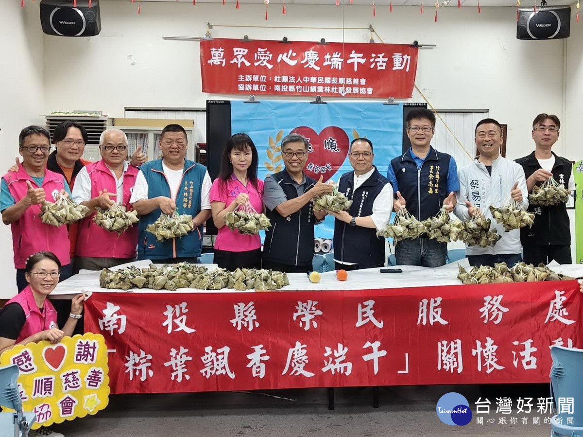 南投榮服處攜手長順慈善協會分送物資粽子到榮民眷家中。（榮服處提供）