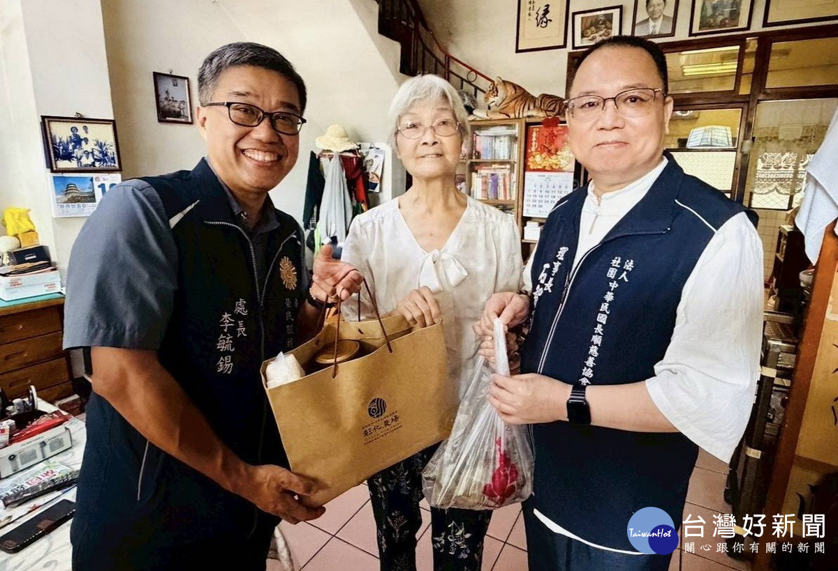 李處長（左）和石理事長贈粽子物資到榮民眷手中。（南投榮服處提供）