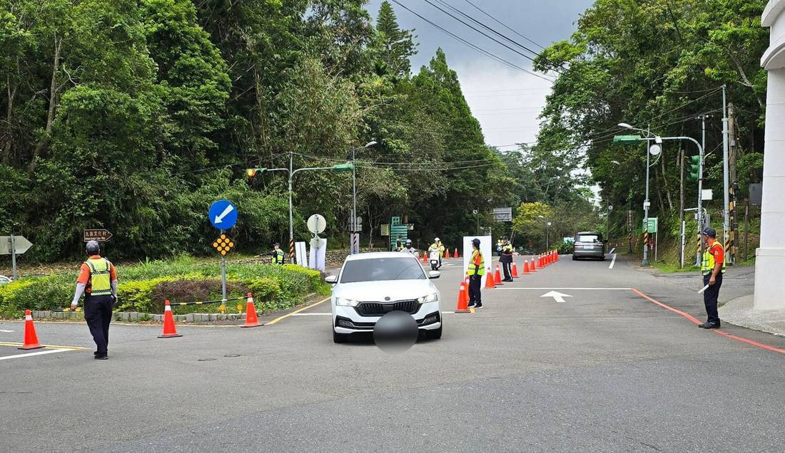 圖說：針對轄區重要幹道、觀光景點周邊及易壅塞路段加派警力執行交通指揮與疏導工作。