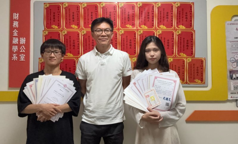 南華大學財金系「證照王」嚴彬彰 一年內考取10張金融證照