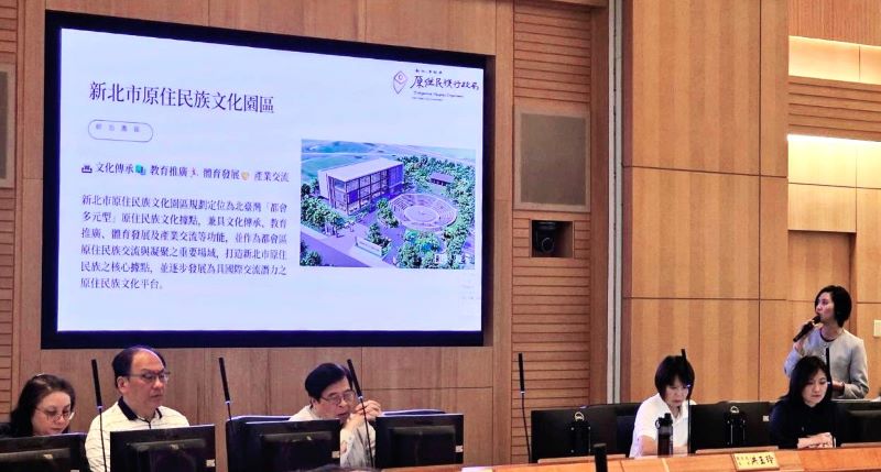 讓文化在城市生根發芽 新北打造全民原教新里程碑 32 《圖說》原民局長Siku Yaway林瑋茜(右)說明,原民局目前正積極規畫打造新北市原住民族文化園區成為北台灣最大的原住民族文化據點。〈原民局提供〉