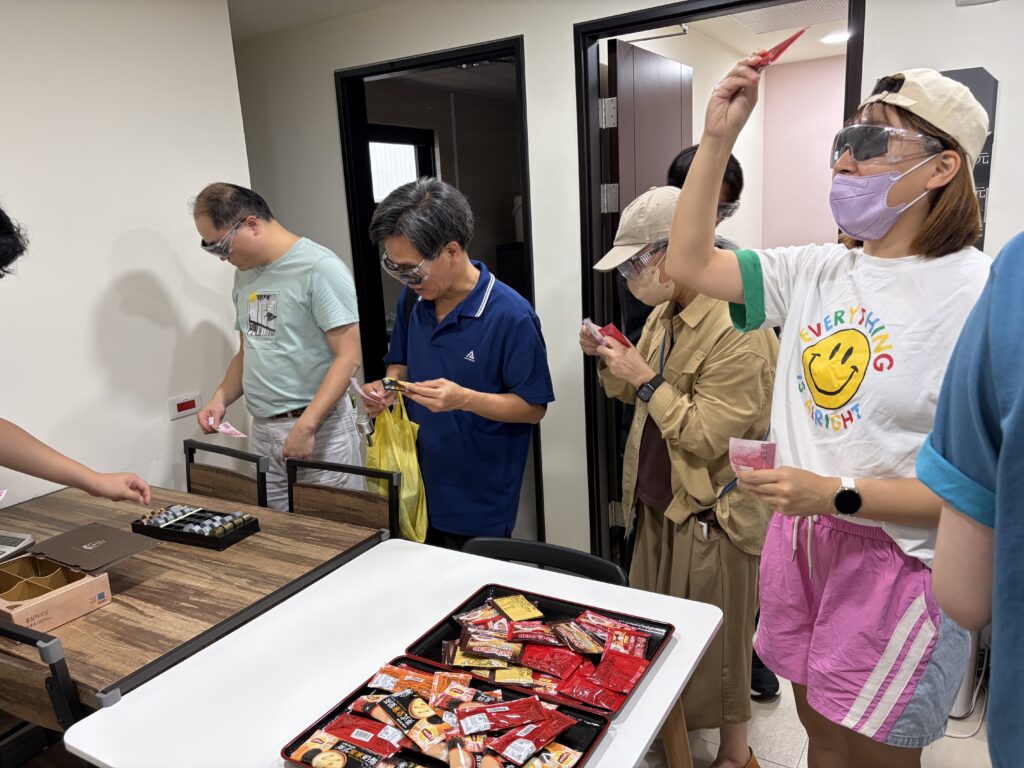 導入混合實境裝置體驗聽障閱讀 曹翠英:打造無礙包容環境 69 %E5%AD%B8%E5%93%A1%E5%8F%83%E8%A8%AA%E9%AB%94%E9%A9%97%E8%A6%96%E9%9A%9C%E8%80%85%E8%A6%96%E8%A7%92